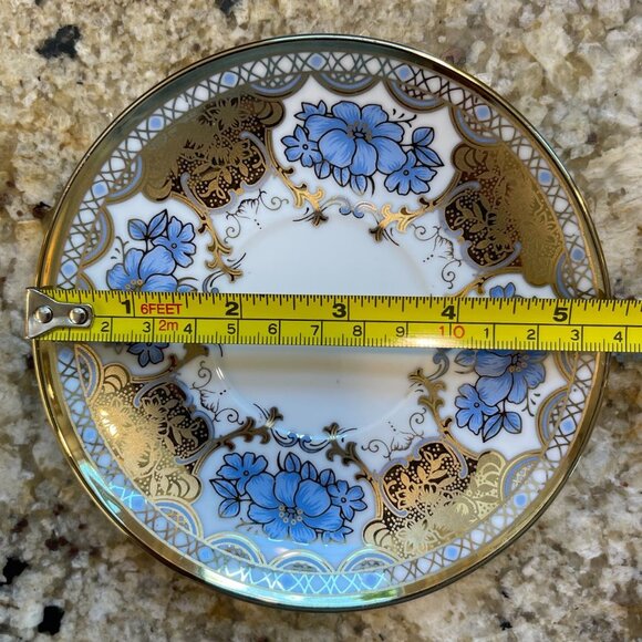 Ornate Gold Blue and White Teapot with 6 Matching Tea Plates - Picture 15 of 16